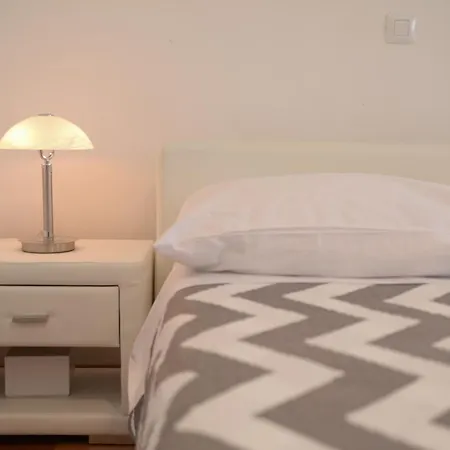 Base Bridge - Centre - Free Parking 扎达尔