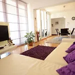 Base Bridge Apartman *
