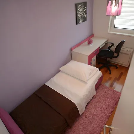 Base Bridge - Centre - Free Parking Zára