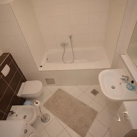 Base Bridge - Centre - Free Parking Zára